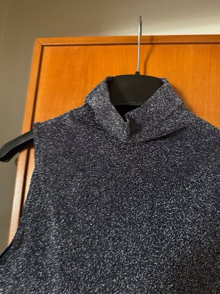 Gonna blu, top argento, borsetta bordeaux
