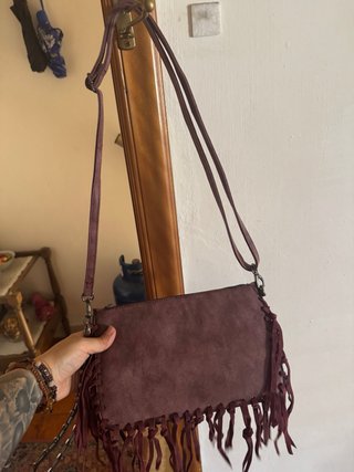 Gonna blu, top argento, borsetta bordeaux