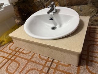 Lavabo Roca con encimera de mármol