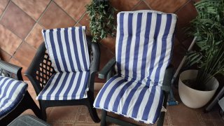 Conjunto 3 Sillas Jardín Azul , sofá y mesa.