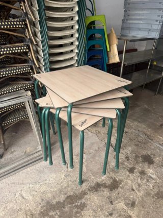 Mesas de madera y metal