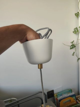 Lámpara de techo colgante blanca y dorada