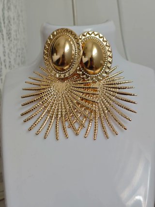 Pendientes dorados llamativos