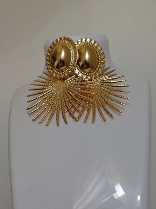 Pendientes dorados llamativos