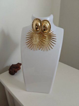 Pendientes dorados llamativos