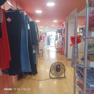 Por jubilación traspaso tienda de ropa.Buena zona.