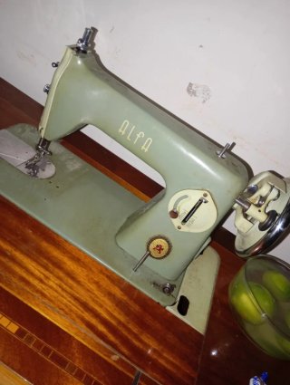 Máquina de coser Alfa antigua
