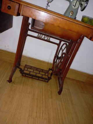 Máquina de coser Alfa antigua
