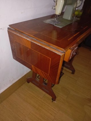 Máquina de coser Alfa antigua
