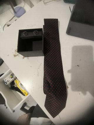 Corbata negra con puntos rojos y gemelos