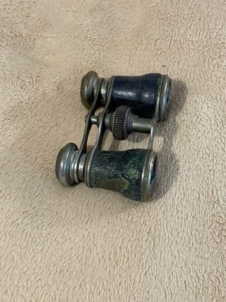 Binoculares de teatro antiguos con estuche