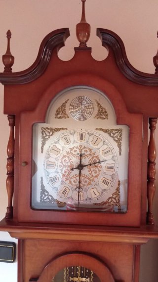 Reloj de pie de madera. 205cm de alto, 30 fondo