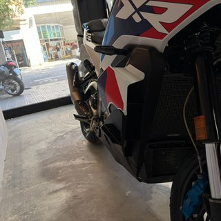 BMW M1000XR