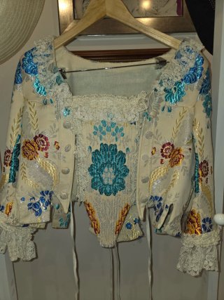 Vestido falkera fondo beige claro