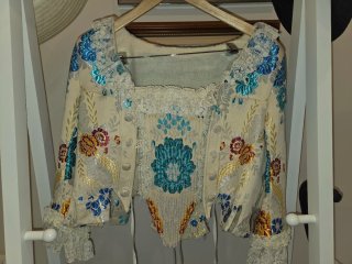 Vestido falkera fondo beige claro