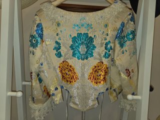 Vestido falkera fondo beige claro