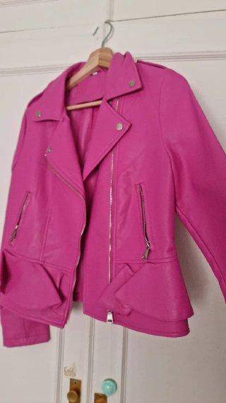 Chaqueta de cuero rosa estilo motero