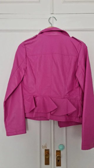 Chaqueta de cuero rosa estilo motero