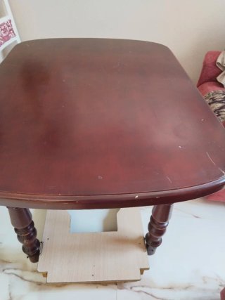 Mesa de comedor de madera oscura