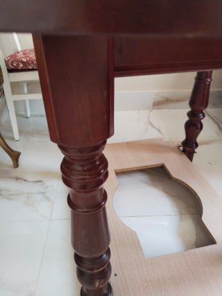 Mesa de comedor de madera oscura