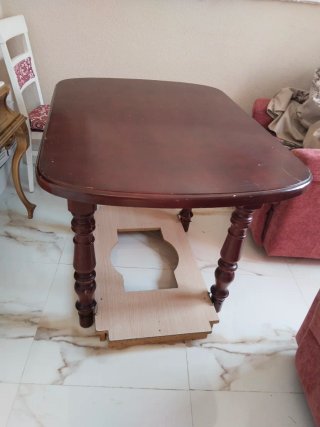 Mesa de comedor de madera oscura