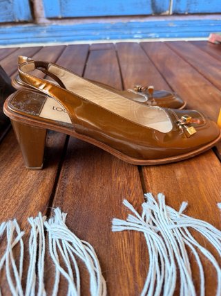 Louis Vuitton charol marrón oro slingbacks