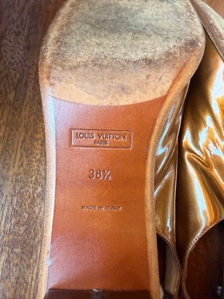 Louis Vuitton charol marrón oro slingbacks