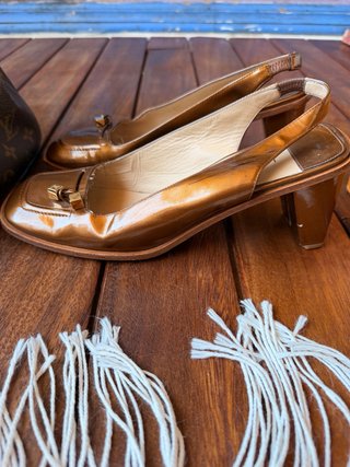 Louis Vuitton charol marrón oro slingbacks