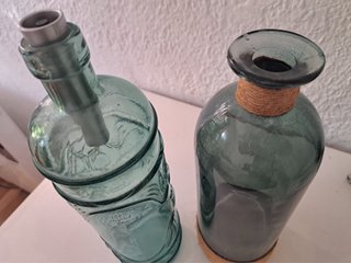 Juego de 2 jarrones de cristal azul.