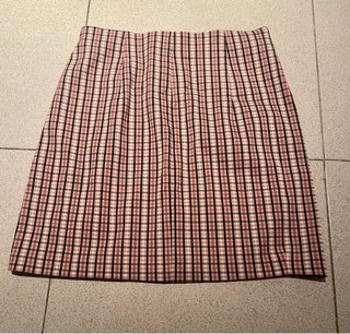 Falda de cuadros rosa y negra