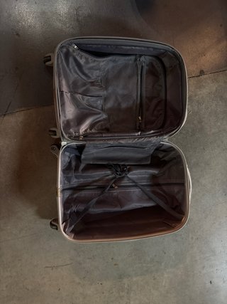 Maleta gris de viaje