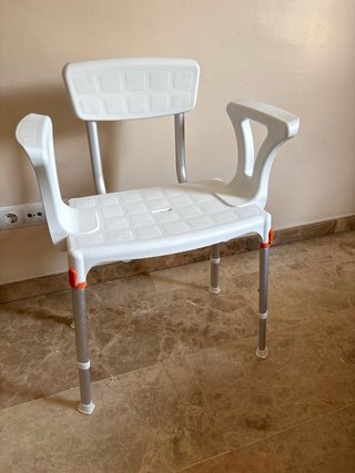 Silla de ducha con brazos y respaldo