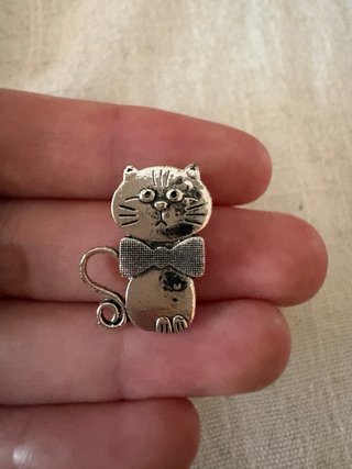 Pendientes gato plateados con pajarita