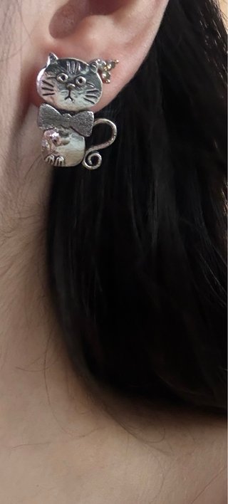 Pendientes gato plateados con pajarita