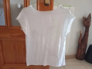 Camiseta blanca con dibujo de chica