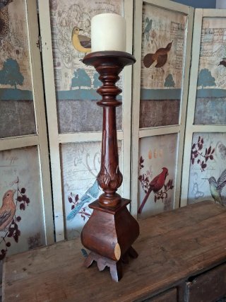 Candelabro de madera tallada