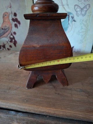 Candelabro de madera tallada