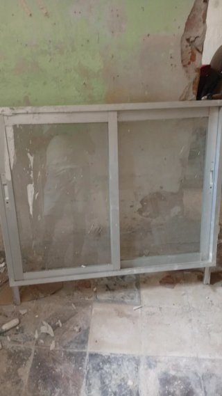 Vitrina de cristal y aluminio