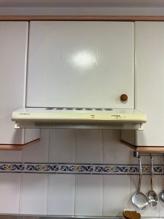 Cocina completa blanca y madera
