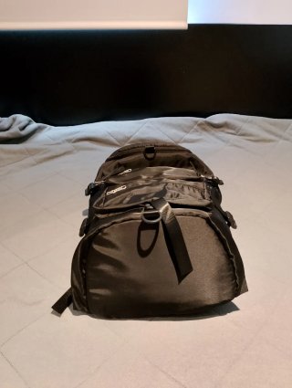 Mochila de viaje negra