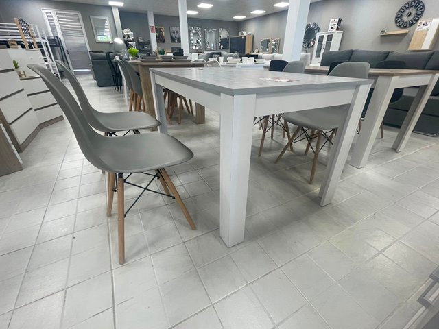 MESA DE COMEDOR + 4 SILLAS A JUEGO