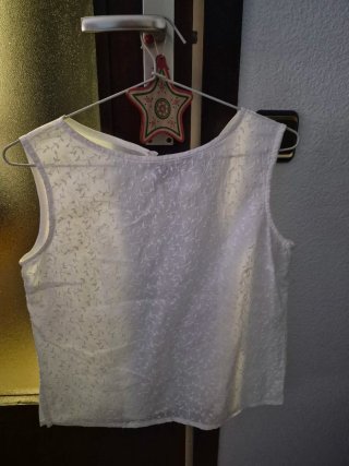 Blusa blanca con bordado floral