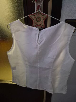 Blusa blanca con bordado floral