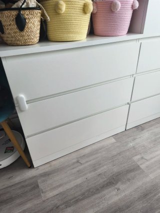 Cómoda ikea con imperfecciones