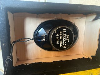 Cajón con altavoces Dos altavoces de 300w