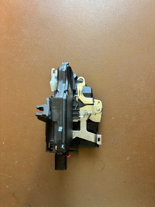 Cerradura de puerta trasera izda VW Passat B5