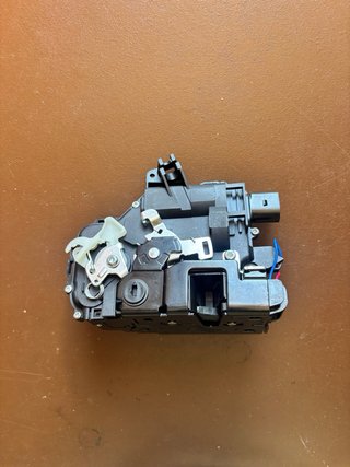 Cerradura de puerta trasera izda VW Passat B5
