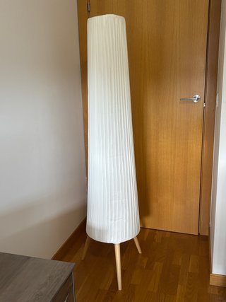 Lámpara de pie Ikea ÖKENSAND haya/blanco