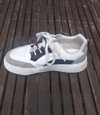 Zapatillas deportivas grises y blancas talla 38