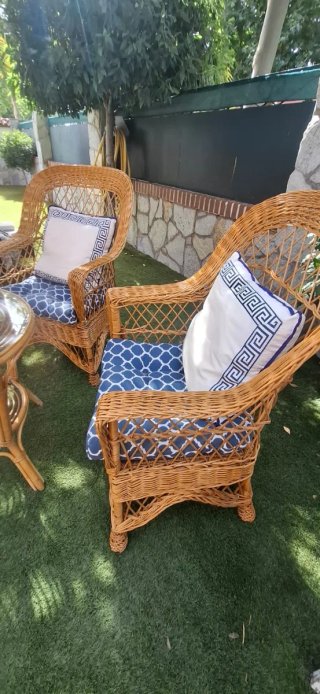 Mesa y 2 sillones de mimbre